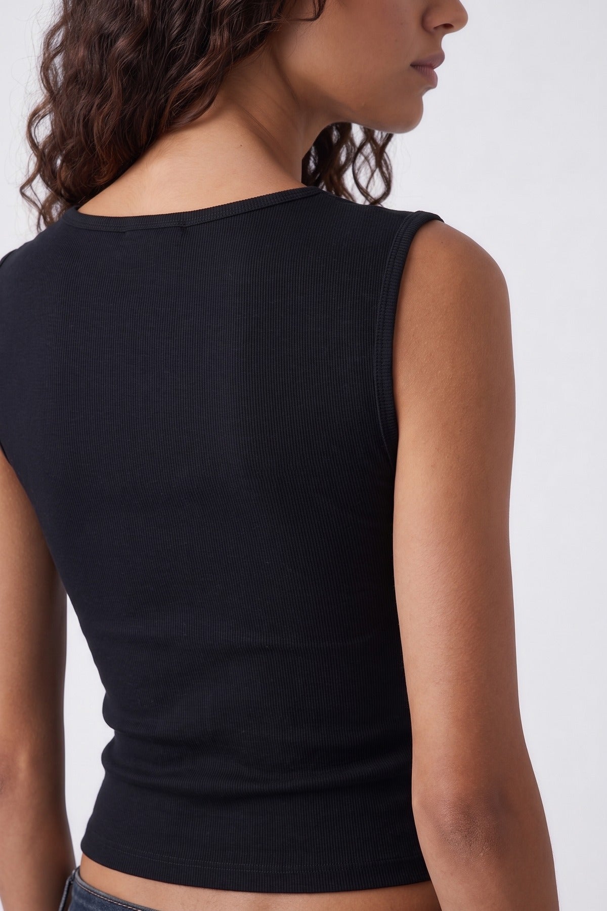 Remi Low Front Top Black - close up 2 view