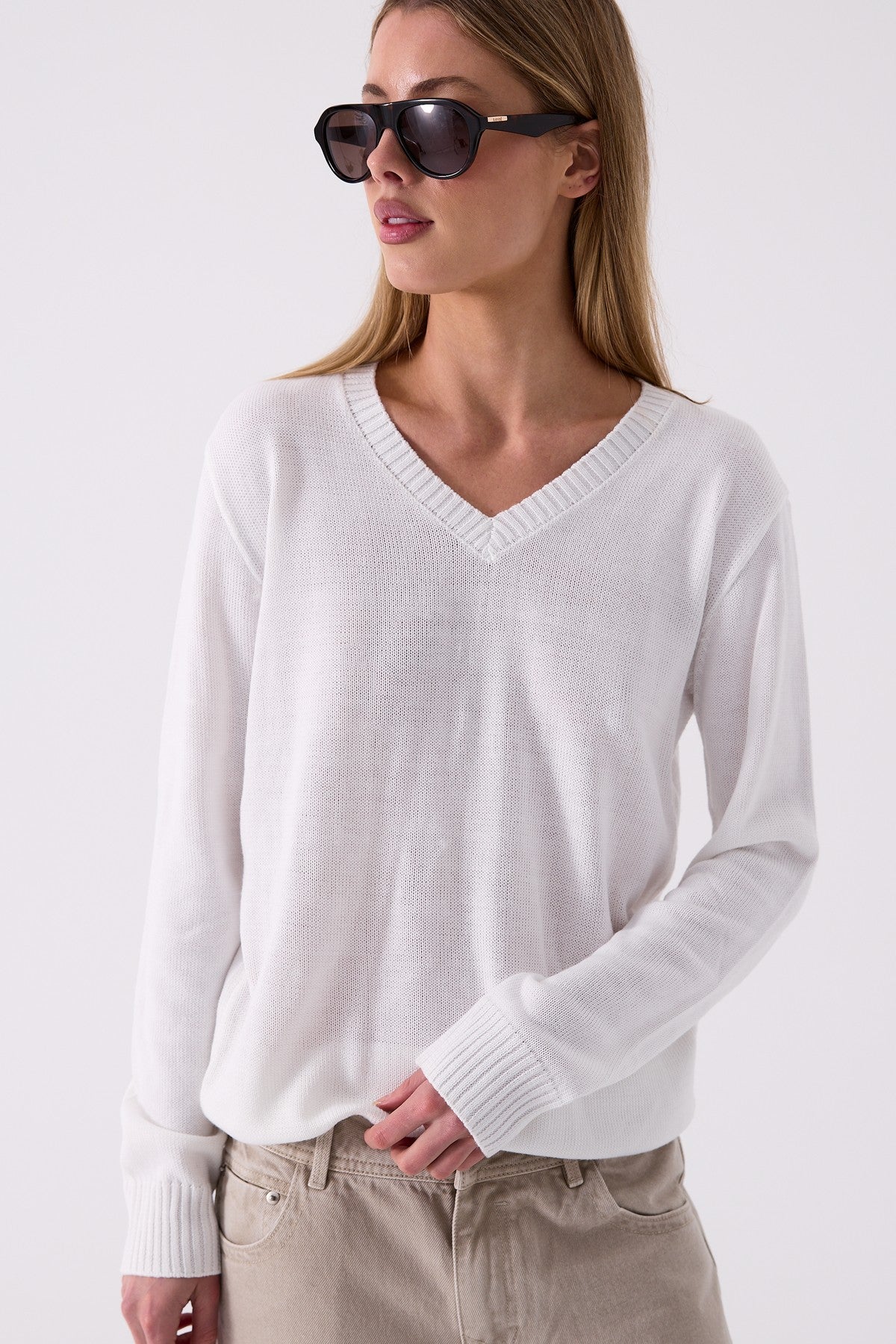 Elodie V-Neck Knit in White – close up detail